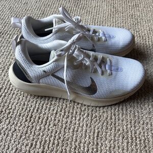 Nike Flex Experience Run 12 Premium – Women’s 9.5 – White/Silver – Worn Twice
